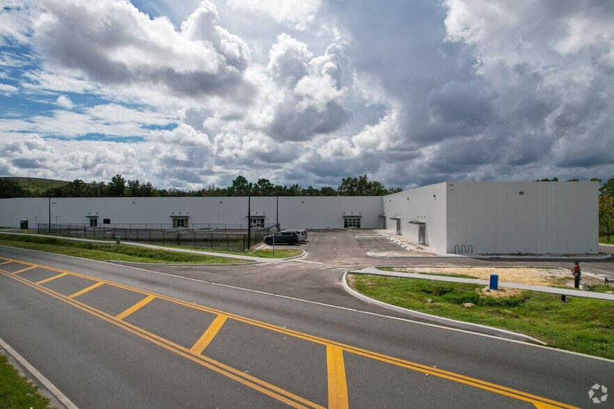 5722 Young Pine Rd, Orlando, FL à louer - Photo de l’immeuble – Image 3 sur 3
