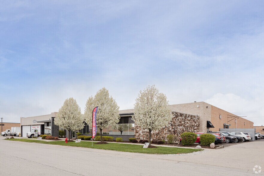 1810 Estes Ave, Elk Grove Village, IL à louer - Photo de l’immeuble – Image 2 sur 14