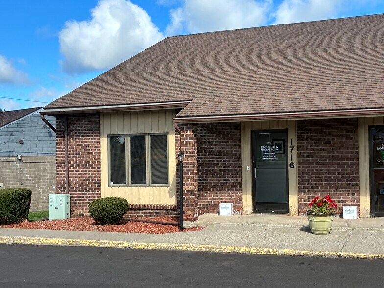 1716 E Ridge Rd, Rochester, NY à vendre - Photo de l’immeuble – Image 2 sur 7