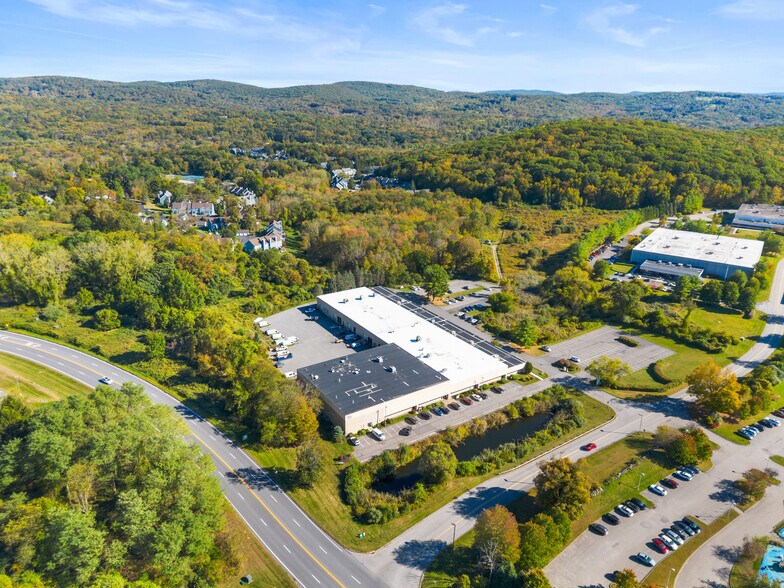 16 Mt. Ebo Rd S, Brewster Village, NY à vendre - Photo de l’immeuble – Image 2 sur 10