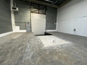 Local d’activités dans Coignières à louer Photo intérieure– Image 2 sur 4