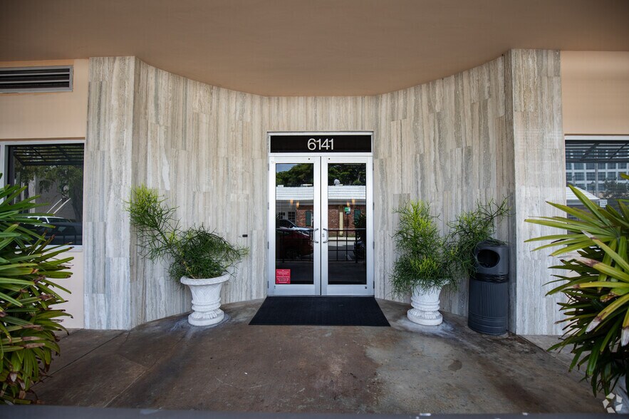 6141 Sunset Dr, South Miami, FL à louer - Photo de l’immeuble – Image 2 sur 10