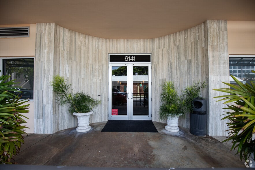 6141 Sunset Dr, South Miami, FL à louer - Photo de l’immeuble – Image 3 sur 29