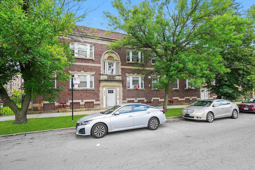 2203 S Ridgeway Ave, Chicago, IL à vendre - Photo de l’immeuble – Image 2 sur 8