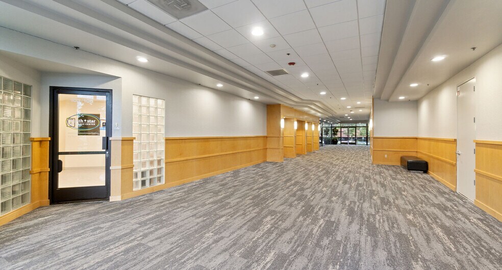 6051 N Fresno St, Fresno, CA à louer - Photo intérieure – Image 3 sur 10