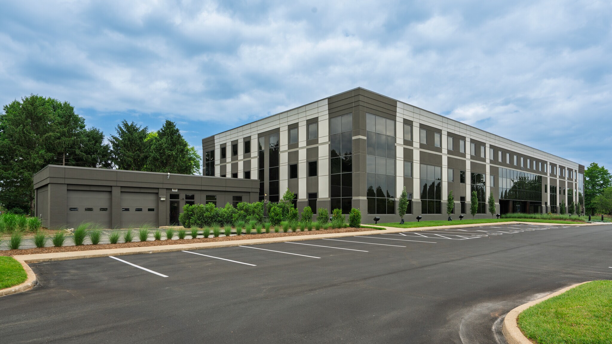 9931 Corporate Campus Dr, Louisville, KY à vendre Photo de l’immeuble– Image 1 sur 15