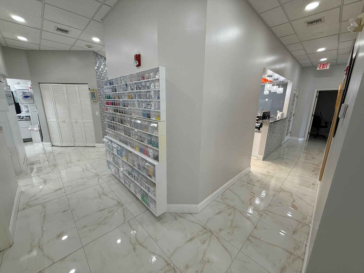 2751 Executive Park Dr, Weston, FL 33331 - Lot 204-205 - - Photo intérieure - Image 2 of 4
