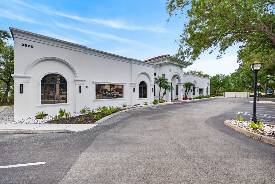 3820 Via Del Rey, Bonita Springs, FL à vendre - Photo de l’immeuble – Image 2 sur 37