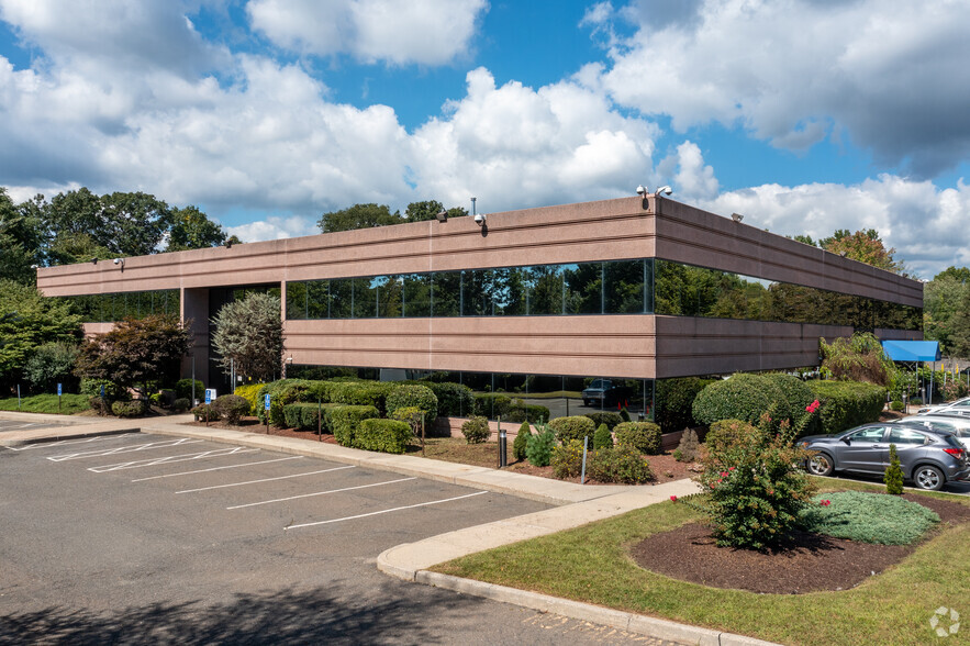 7 Cambridge Dr, Trumbull, CT à louer - Photo de l’immeuble – Image 1 sur 13