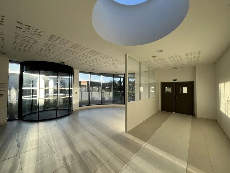 Industriel/Logistique dans Élancourt à louer - Photo intérieure – Image 2 sur 11