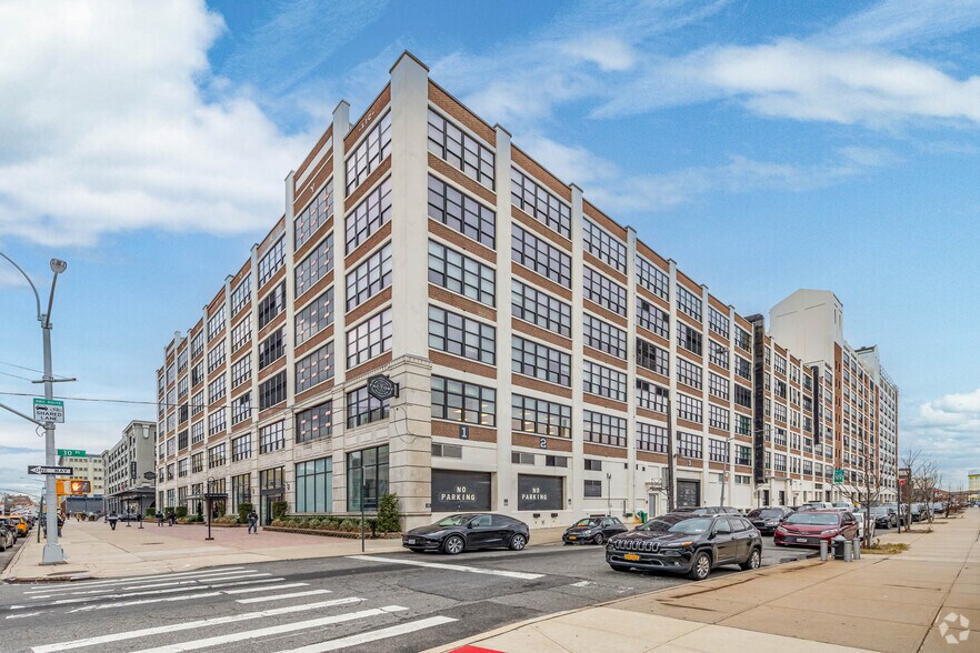 30-30 47th Ave, Long Island City, NY à louer - Photo de l’immeuble – Image 1 sur 6