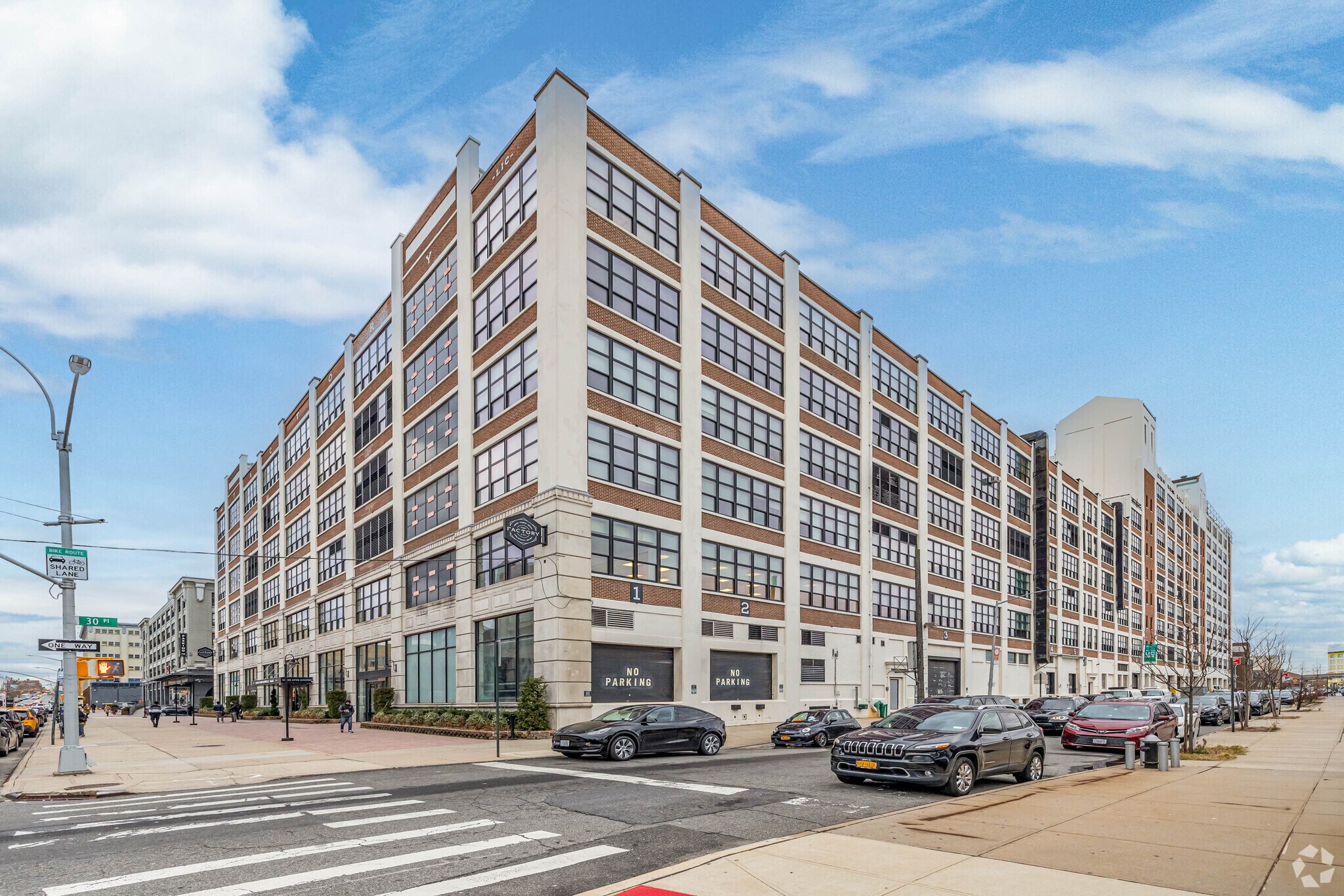 30-30 47th Ave, Long Island City, NY à louer Photo principale– Image 1 sur 9