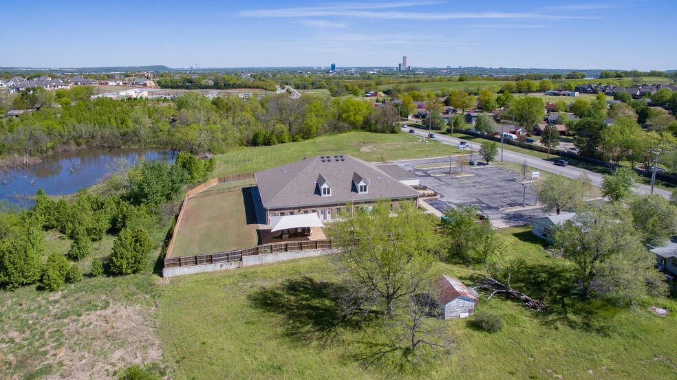 11302 S Elm St, Jenks, OK à louer - Photo de l’immeuble – Image 3 sur 5