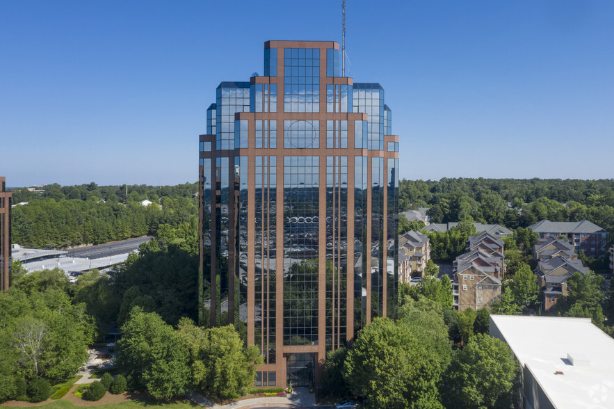 1050 Crown Pointe Pkwy, Atlanta, GA à louer - Photo de l’immeuble – Image 2 sur 30