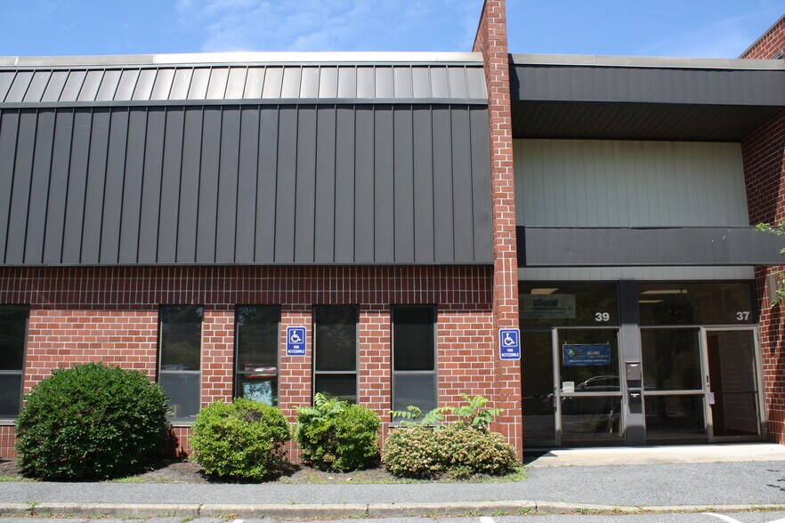 31-51 Loring Dr, Framingham, MA à louer - Photo de l’immeuble – Image 2 sur 8