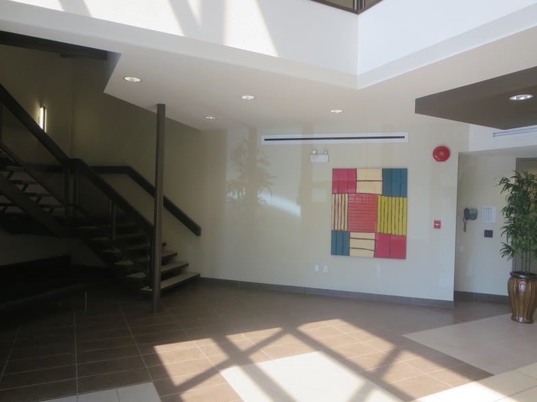 2912 Memorial Dr SE, Calgary, AB à louer - Photo intérieure – Image 2 sur 7