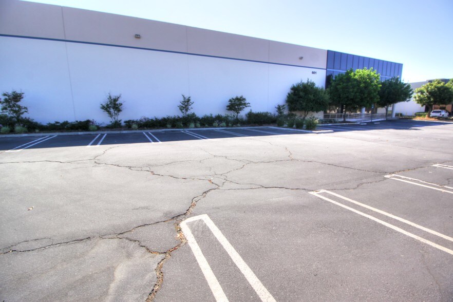 601 S Dupont Ave, Ontario, CA à louer - Photo de l’immeuble – Image 3 sur 30