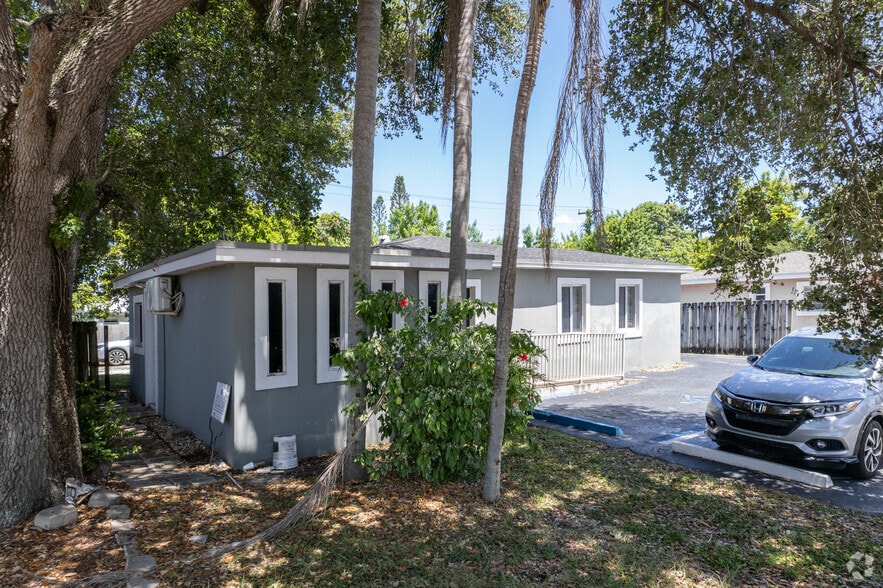 17021 NE 6th Ave, North Miami Beach, FL à vendre - Photo de l’immeuble – Image 2 sur 5