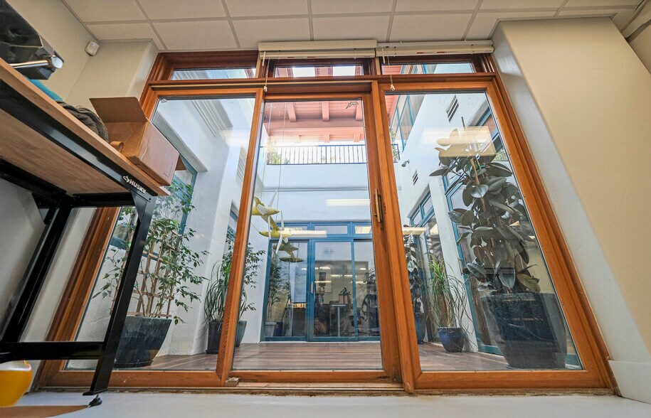 101 E Victoria St, Santa Barbara, CA à vendre - Photo de l’immeuble – Image 2 sur 19