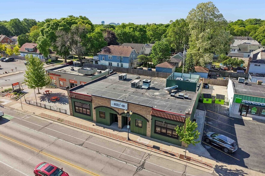 6715 W North Ave, Wauwatosa, WI à louer - Photo de l’immeuble – Image 2 sur 15