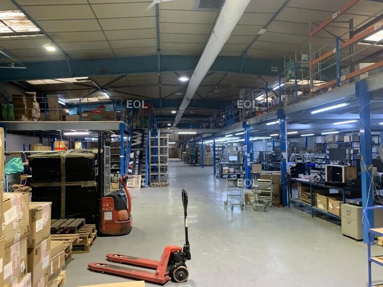 Local d'activités dans Grans à vendre - Photo de l’immeuble – Image 2 sur 9