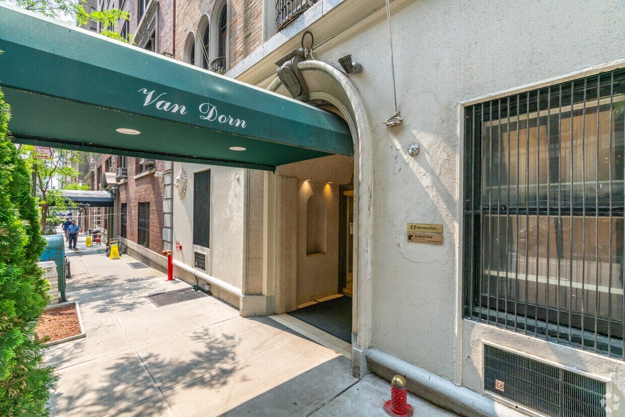 150 W 58th St, New York, NY à louer Photo de l’immeuble– Image 1 sur 3