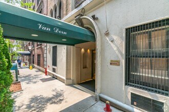 150 W 58th St, New York, NY à louer Photo de l’immeuble– Image 1 sur 3