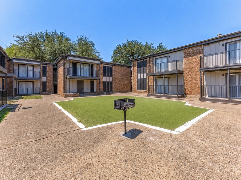 2833 Community Dr, Dallas, TX à vendre - Photo de l’immeuble – Image 2 sur 12