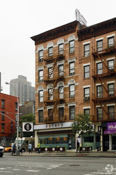 798 Ninth Ave, New York, NY à louer - Photo de l’immeuble – Image 2 sur 3