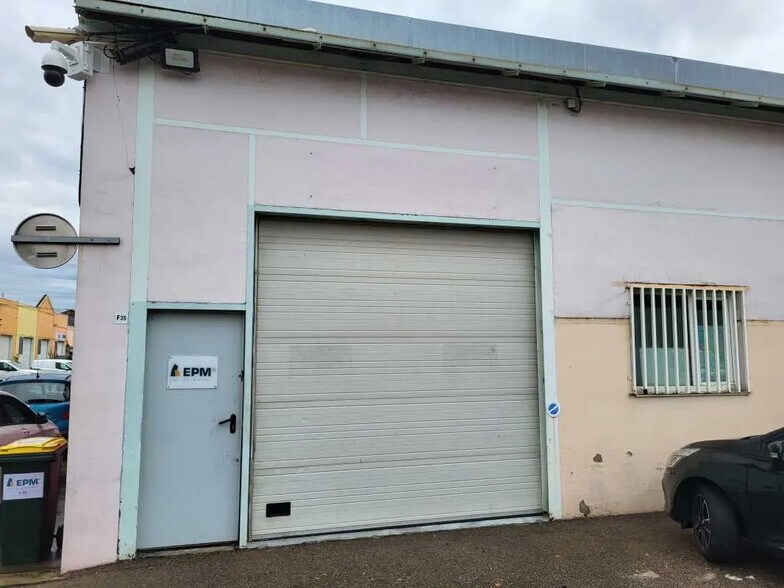 Bureau dans Vénissieux à louer - Photo de l’immeuble – Image 2 sur 4