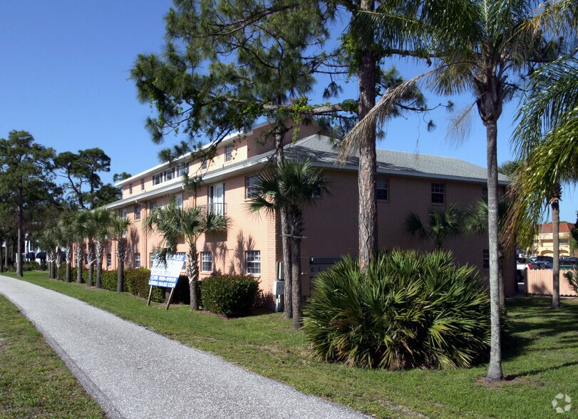 6338 Presidential Ct, Fort Myers, FL à vendre - Photo de l’immeuble – Image 2 sur 19