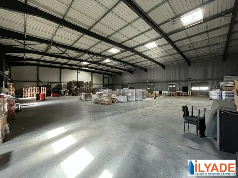 Industriel/Logistique dans Meyreuil à louer - Photo de l’immeuble – Image 3 sur 10