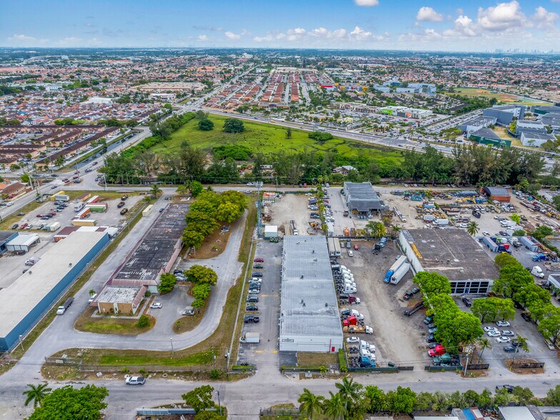 12101 NW 98th Ave, Hialeah, FL à vendre - Photo de l’immeuble – Image 3 sur 30