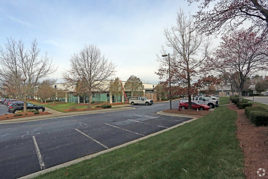 407 Davis Dr, Morrisville, NC à louer - Photo de l’immeuble – Image 2 sur 11