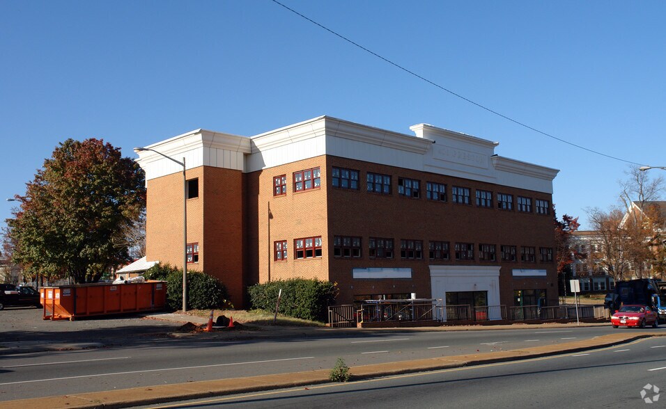 400 Preston Ave, Charlottesville, VA à louer - Photo de l’immeuble – Image 3 sur 11