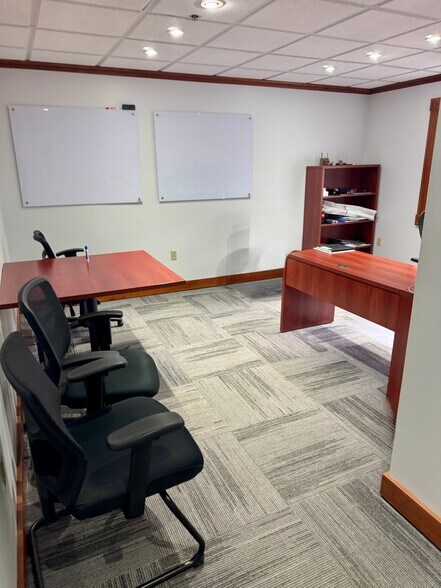 12 Commerce Ave, West Lebanon, NH à louer - Photo de l’immeuble – Image 3 sur 8