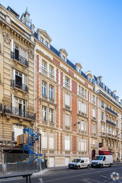 62 Rue Pierre Charron, Paris à louer - Photo de l’immeuble – Image 3 sur 4