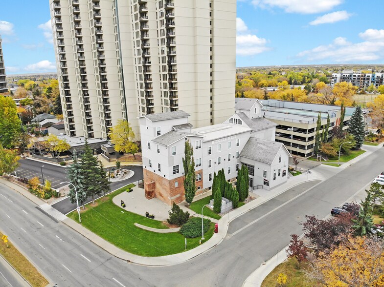 10171 Saskatchewan Dr, Edmonton, AB à louer - Photo de l’immeuble – Image 1 sur 14