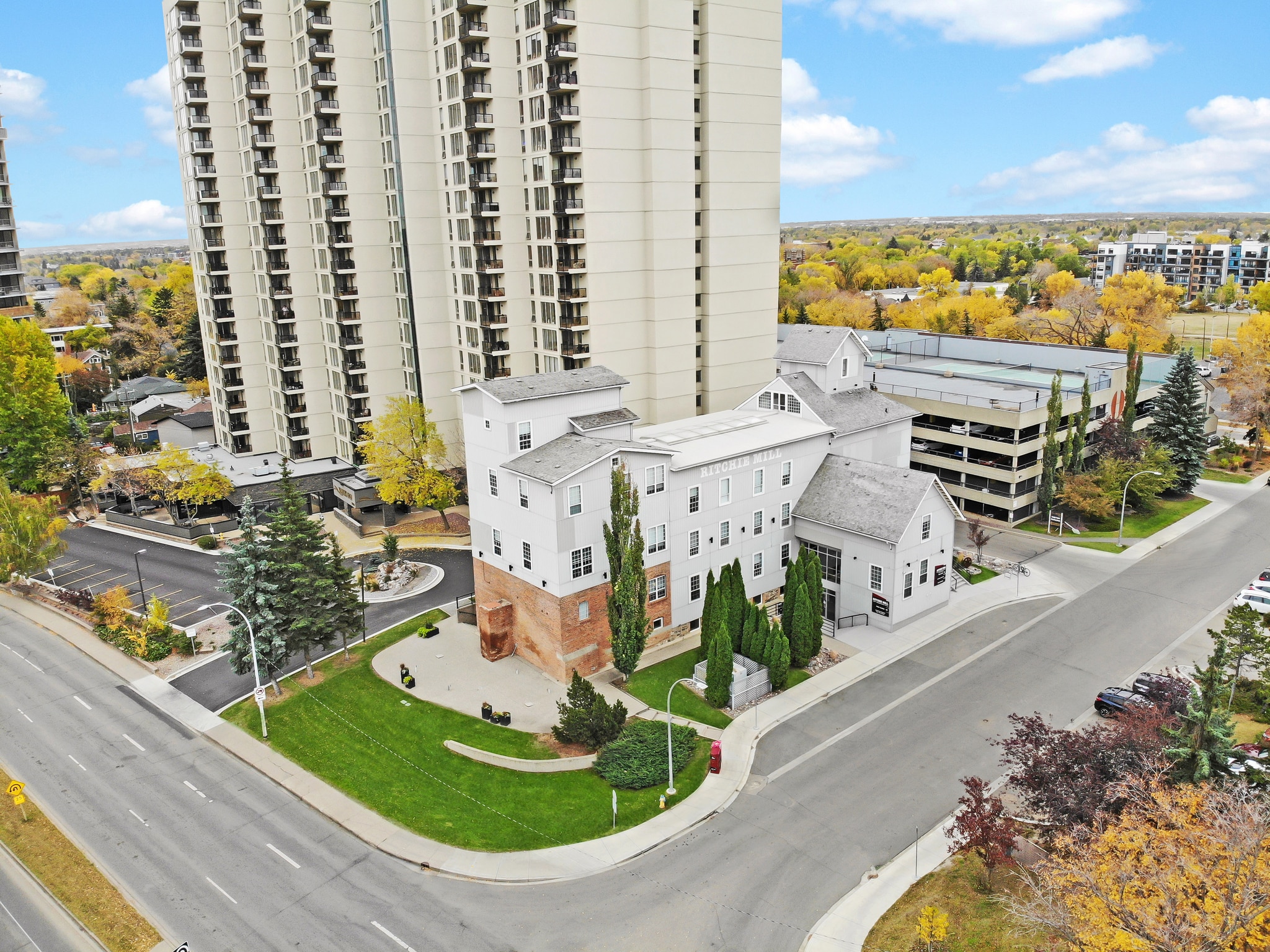 10171 Saskatchewan Dr, Edmonton, AB à louer Photo principale– Image 1 sur 21