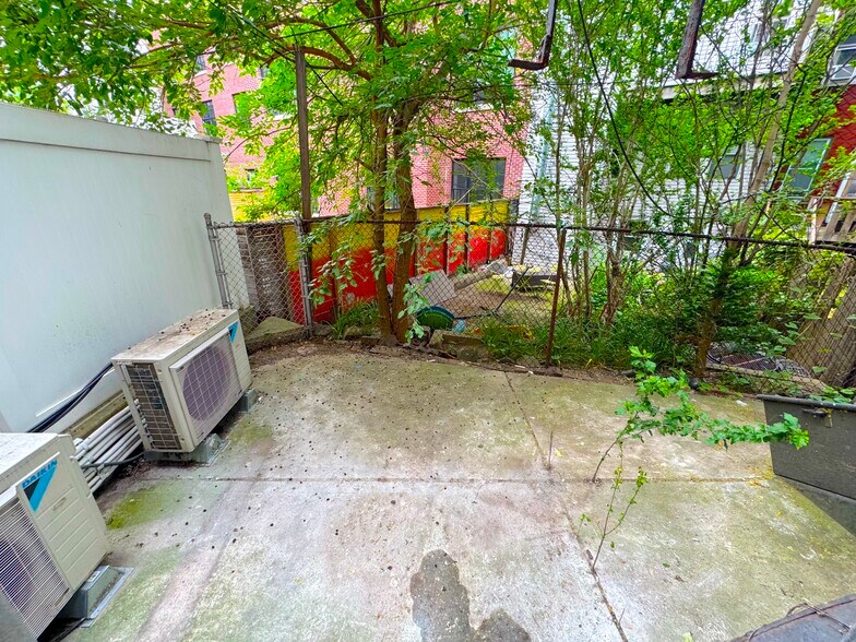 431 Metropolitan Ave, Brooklyn, NY à louer - Photo de l’immeuble – Image 3 sur 7