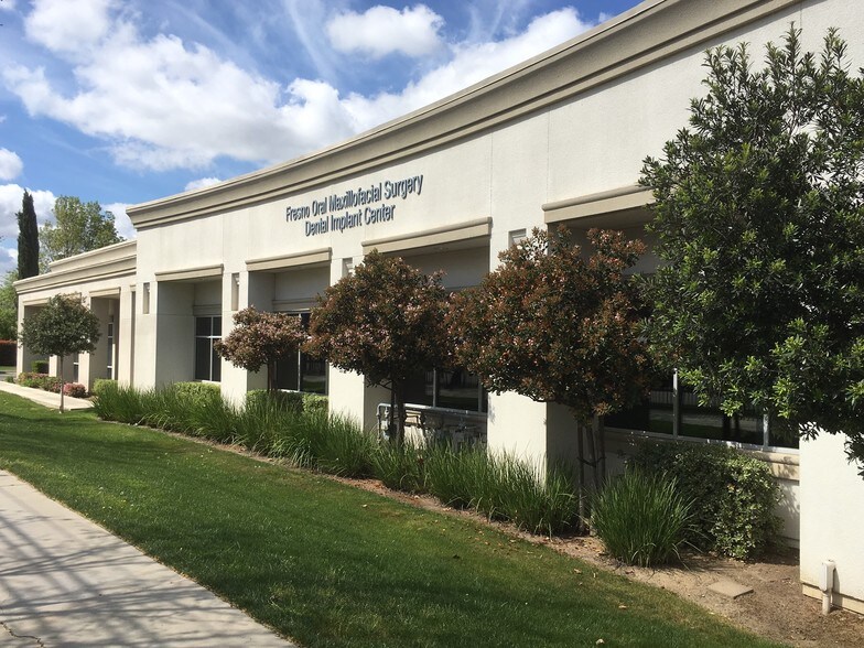 7025 N Maple Ave, Fresno, CA à louer - Photo de l’immeuble – Image 1 sur 4