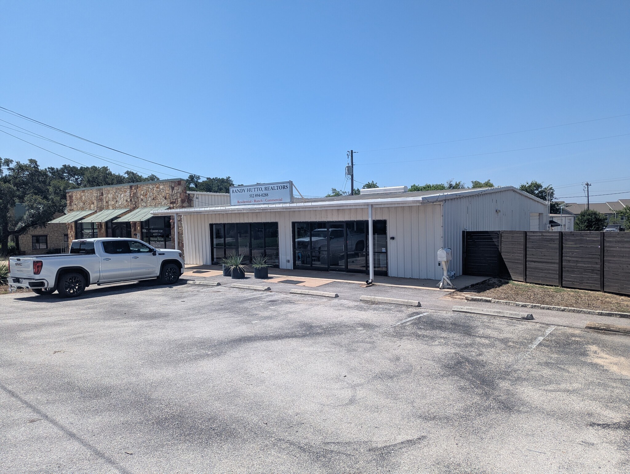 709 A & B, 711b Hwy 290 portefeuille de 2 biens à vendre sur LoopNet.fr Photo de l’immeuble– Image 1 sur 29