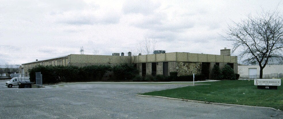 175-183 Bethpage Sweet Hollow Rd, Old Bethpage, NY à vendre - Photo de l’immeuble – Image 3 sur 6