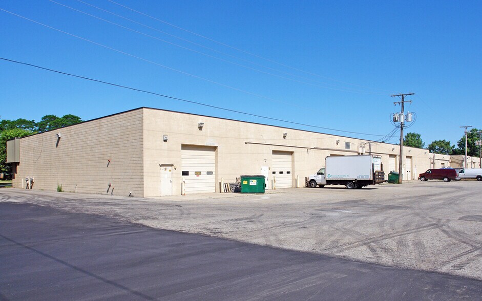 3150-3190 Martin Rd, Commerce Township, MI à louer - Photo de l’immeuble – Image 2 sur 6