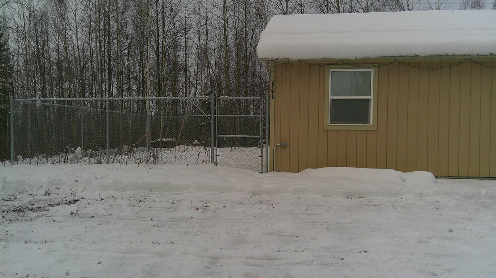 689 Whitney Dr, Fairbanks, AK à vendre - Photo de l’immeuble – Image 2 sur 13