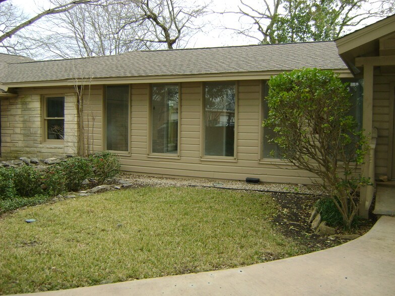 13170 Pond Springs Rd, Austin, TX à vendre - Photo de l’immeuble – Image 2 sur 12