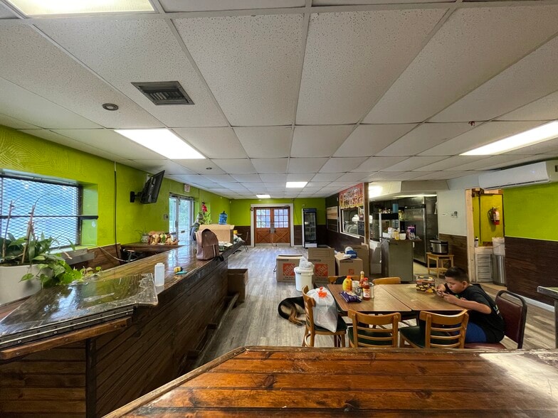 13490 Orange Ave, Fort Pierce, FL à louer - Photo intérieure – Image 3 sur 23