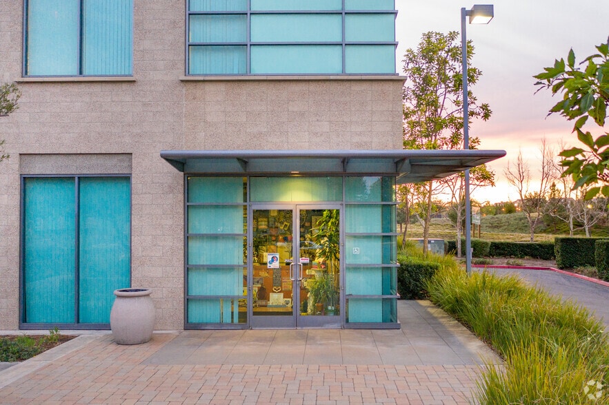 950 Roosevelt Ave, Irvine, CA à vendre - Photo de l’immeuble – Image 3 sur 34