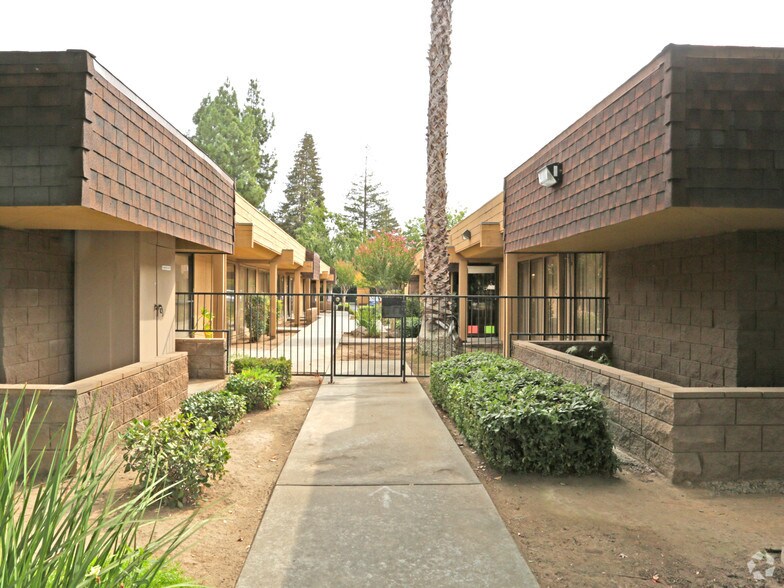 4420 N 1st St, Fresno, CA à louer - Photo de l’immeuble – Image 3 sur 7