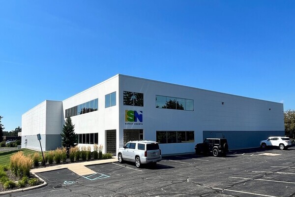45255 Five Mile Rd, Plymouth, MI à louer - Photo de l’immeuble – Image 1 sur 6